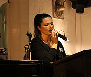 Mirijana Leitl sang live Lieblingssongs von Nina Zacher ©Foto. Martin Schmitz)